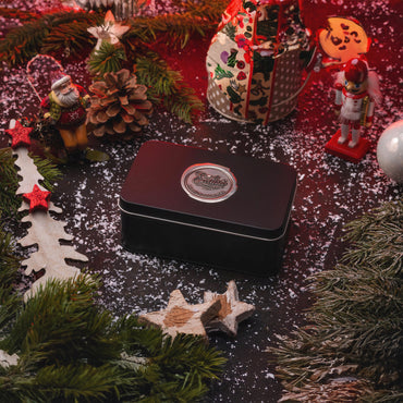 Mini-Edelmarzipanstollen in schwarzer Geschenkdose mit Prägung