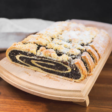 Aufgeschnittener Mohnstriezel, gefüllt mit saftigem Mohn und zarter Butterkruste – eine perfekte Köstlichkeit für die Weihnachtszeit.